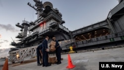 Kapal induk USS Theodore Roosevelt saat berlabuh di Guam (foto: ilustrasi). 