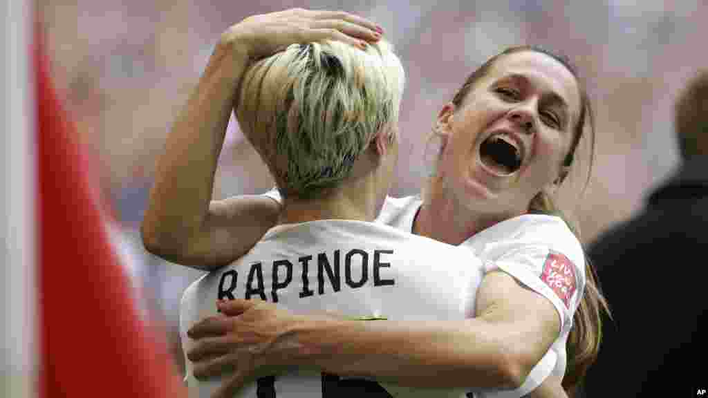 Heather O&#39;Reilly Des Etats-Unis, à droite, embrasse Megan Rapinoe (15) après la victoire de l&rsquo;équipe nationale américaine sur le Japon (5-2) en match de finale de la Coupe du Monde Féminine de la FIFA à Vancouver, Colombie-Britannique, le Canada, le 5 juillet 2015.