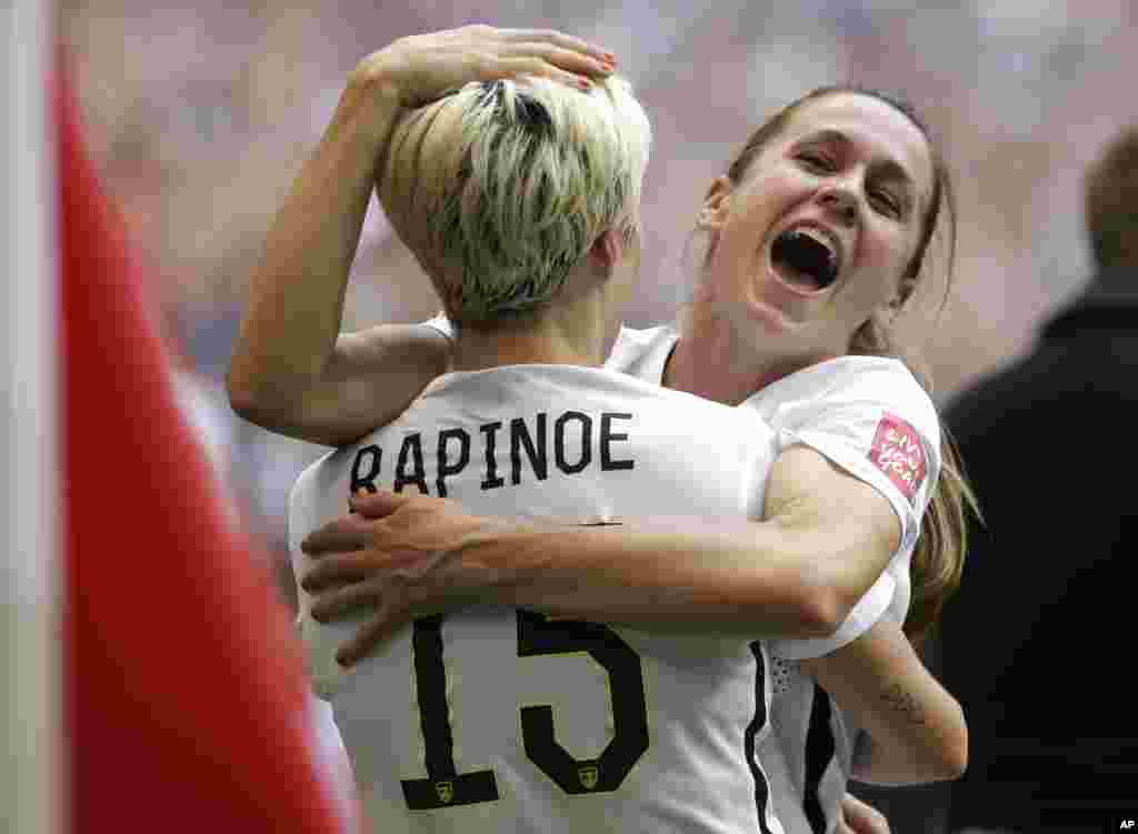Jogadora dos EUA Heather O&#39;Reilly, (dir) abraça companheira da equipa Megan Rapinoe (15) após ter ganho o Japão 5-2 no campeonato do Mundial Feminino da FIFA em Vancouver, Canadá, no Domingo, 5 de Julho, 2015.