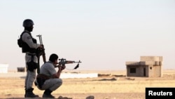 ກຳລັງ Peshmerga ຂອງຊາວເຄີດສ໌ ເຂົ້າຮ່ວມ ການປະຕິບັດງານ ຕໍ່ຕ້ານພວກຫົວຮຸນແຮງ ລັດອິສລາມ ຢູ່ທີ່ບ້ານນອກແຫ່ງນຶ່ງ ໃນແຂວງ Nineveh ໃກ້ໆກັບເຂດຊາຍແດນ ຂອງເມືອງ Dohuk ໃນອີຣັກ, ວັນທີ 9 ສິງຫາ 2014.