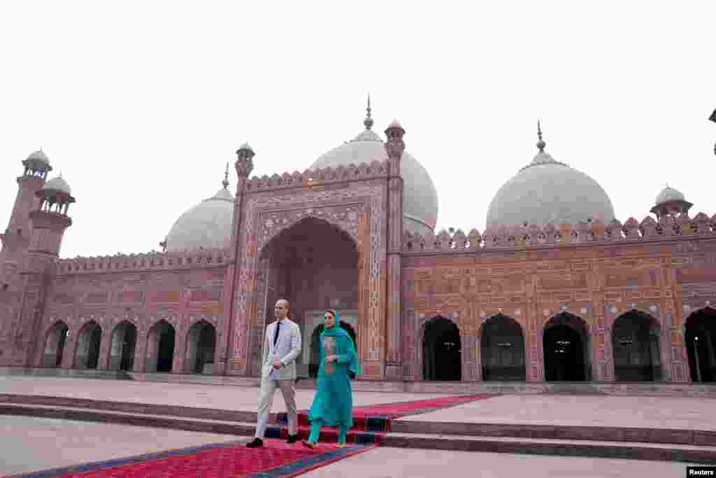 شاہی جوڑا بادشاہی مسجد کے داخلے کے وقت۔
