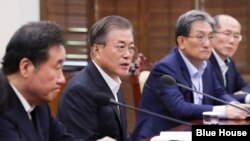 문재인 한국 대통령이 22일 청와대에서 한·일 군사정보보호협정(GSOMIA·지소미아) 관련 국가안전보장회의(NSC) 상임위원회 회의 내용을 보고받고 있다. 
