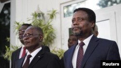 Le président provisoire d'Haïti Jocelerme Privert et le Premier ministre Fritz Jean écoutent l'hymne national lors de la cérémonie d'investiture dans le Palais national à Port-au-Prince, Haïti, le 26 février 2016. (REUTERS/Andres Martinez Casares)