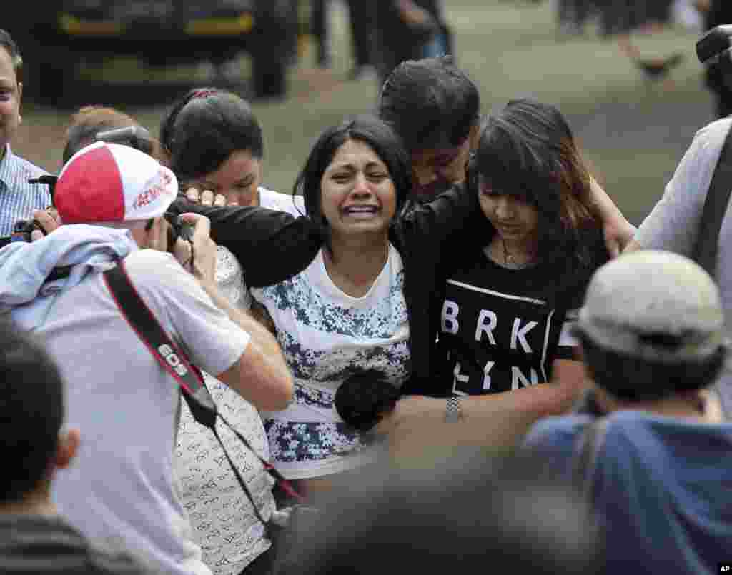 Brintha Sukumaran, tengah, saudara perempuan Myuran Sukumaran, seorang terpidana mati warga Australia, menangis ketika tiba di pelabuhan feri Wijayapura untuk pergi ke pulau Nusakambangan, di Cilacap, Jawa Tengah, Indonesia, 28 April 2015.