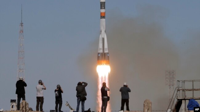联盟号MS-10太空船携带新船员发射升空飞往国际空间站