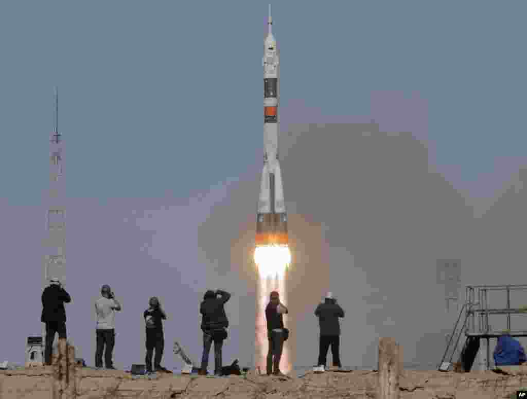 ​រ៉ុកកែត​​&nbsp;Soyuz-FG ដោយ​មាន​ភ្ជាប់​ជាមួយ​នូវ​យាន​អវកាស​&nbsp;MS-10 ដែល​ដឹក​អវកាស​យានិក​ទៅ​កាន់​ស្ថានីយ៍​អាវកាស​អន្តរជាតិ បាន​ហោះ​ចេញ​ពី​ទីតាំង​&nbsp;Baikonur cosmodrome របស់រុស្ស៊ី&nbsp;ក្នុងប្រទេសកាហ្សាក់ស្ថាន។
