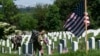 Miembros del Tercer Regimiento de Infantería, The Old Guard, colocan banderas estadounidense en el Cementerio Nacional de Arlington, previo al Memorial Day o Día de los Caídos.