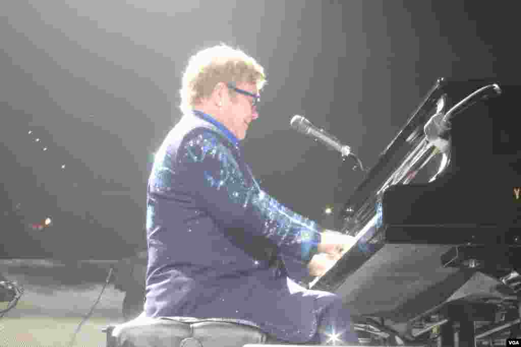 Su elegancia al vestir y su clásica manera de interpretar sus canciones hacen del espectáculo de Elton John una joya musical invaluable para el recuerdo de sus seguidores en Estados Unidos y el mundo.