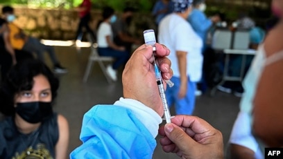 Un trabajador de salud prepara una dosis de la vacuna Pfizer / BioNTech COVID-19 en el Instituto Central Vicente Cáceres en Tegucigalpa, el 13 de septiembre de 2021.