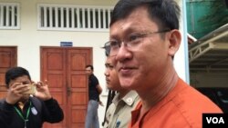 Mr. Ny Chakrya is being escorted by police out of the appeals court in Phnom Penh, August 8, 2016. (Kann Vicheika/VOA Khmer)