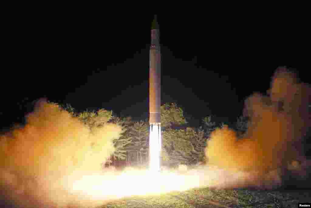북한이 지난 28일 밤 기습적으로 실시한 대륙간탄도미사일(ICBM) '화성-14'의 2차시험발사를 장면을 다음날인 29일 공개했다.