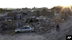 Nhà cửa đổ nát sau trận động đất ở thành phố Varzaqan, tây bắc Iran, 11/8/2012
