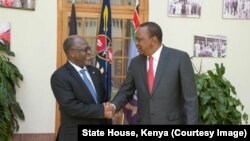 Rais Uhuru Kenyatta akimkaribisha mwenzake John Magufuli ikulu Nairobi, Octoba 2016.