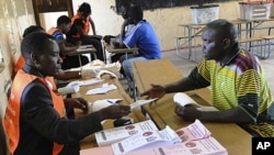 Zambians line up to cast their vote in the presidential elections in Lusaka, Zambia, Sept. 20, 2011.