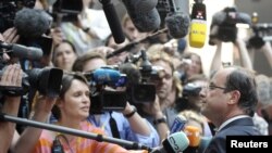 بیست و سوم مه: فرانسوا اولاند؛ در بروکسل، پیش از شرکت در نشست غیررسمی سران اتحادیۀ اروپا، به پرسشهای خبرنگاران پاسخ می دهد