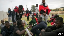 Les migrants africains parlent au centre sportif Antonio Gavira à Los Barrios, près d'Algeciras, le 1er août 2018.