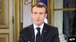 Perezida w'Ubufaransa Emmanuel Macron ashikiriza ijambo abanyagihugu, inyuma y'imyiyerekano imaze indwi zine mu gihugu, ku ngoro ya Elysee, i Paris. Italiki 10/12/2018