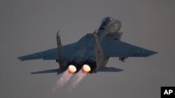 Foto de un caza de combate F-15 Eagle israelí durante una misión aérea.