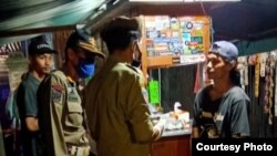 Hampir setiap malam petugas gabungan Satpol PP, TNI dan Polisi menggelar operasi di berbagai wilayah membubarkan kerumunan. (Foto: Pemda DIY)