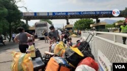 Migrantes venezolanos regresan a su país, a través de Cúcuta, la frontera entre Colombia y Venezuela. [Foto: Hugo Echeverry, VOA]