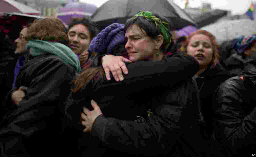 Mujeres en Argentina se abrazan como parte de las demostraciones en protesta por la ola de violencia contra las mujeres.