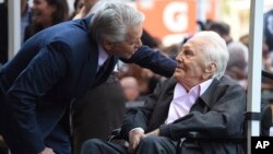 Michael Douglas parle à son père Kirk Douglas, 101 ans, avant la cérémonie pour son étoile à Hollywood, Los Angeles, Californie, le 6 novembre 2018.
