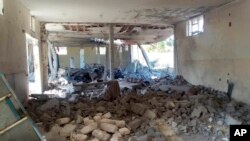 Esta imagen tomada en un teléfono celular el miércoles, 3 de julio, de 2019, muestra el daño adentro del centro de detención de migrantes en Trípoli, Libia, después de un ataque aéreo, donde murieron 40 personas.