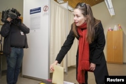 Left Green Movement candidate Katrin Jakobsdottir casts her vote during a snap parliamentary election in Reykjavik, Iceland, Oct. 28, 2017.