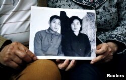 Mantan mahasiswa teknik kimia Vietnam, Pham Ngoc Canh, yang belajar di Korea Utara dan istrinya asal Korut, Ri Yong Hui, menunjukkan foto bersama pertama mereka yang diambil pada Musim Semi 1971, di kediaman mereka di Hanoi, Vietnam, 12 Februari 2019.