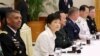 박근혜 한국 대통령(가운데)이 30일 청와대에서 열린 주한미군 장성 초청 오찬에서 빈센트 브룩스 미한연합사령관 겸 주한미군사령관(왼쪽)과 나란히 앉아 있다.