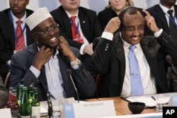 Le président somalien Sheikh Sharif Ahmed (à g.) et son Premier ministre Abdiweli Mohamed Ali (Londres, 23 fév. 2012)