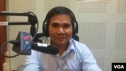 លោក ញាណ សុជាតិ នាយក​មជ្ឈមណ្ឌល​សារព័ត៌មាន​របស់​វិទ្យាស្ថាន​ស្លឹករឹត​ ស្ថិត​ក្នុង​បន្ទប់​ផ្សាយ​របស់​ VOA ក្នុងពេល​លោក​ផ្តល់កិច្ចសម្ភាសន៍​អំពី​ការតាំង​ពិព័រណ៍​រូបថត «ក្រឡេក​មើល​ទីក្រុង​ភ្នំពេញ​ឡើង​វិញ» និង​សារៈសំខាន់​របស់​ការ​តាំង​ពិព័រណ៍​នោះ កាលពី​ថ្ងៃទី១២ ខែកុម្ភៈ ឆ្នាំ២០១៦។ (ប៊ុន ប៉េងហ៊ុយ/VOA)