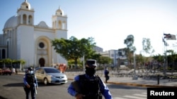 Policías patrullan las calles del centro de San Salvador durante la cuarentena que el presidente Nayib Bukele dictó como medida para combatir el coronavirus.