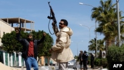 Các tay súng thuộc phe nổi dậy ở Zawiyah, thành phố cách thủ đô Tripoli 50 km về hướng tây