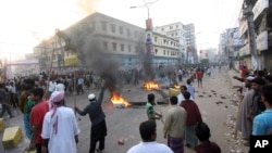 ພວກນັກເຄື່ອນໄຫວຈາກພັກ Jamaat-e-Islami ປະທ້ວງຕໍ່ການຕັດສິນໂທດປະຫານຊີວິດ ທ່ານ Delwar Hossain Sayedee ສະມາຊິກອາວຸໂສຂອງພັກ Jamaat-e-Islam ຊຶ່ງເປັນພັກຂອງຊາວອິສລາມໃຫຍ່ທີ່ສຸດໃນປະເທດ ໄດ້ຕັນຖະໜົນຫົນທາງ ຢູ່ເມືອງ Bogra ຂອງ ບັງກລາແດັສ ໃນວັນທີ 3 ມີນາ 2013.