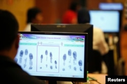 Sidik jari seorang pekerja migran terpampang di layar komputer pendaftaran pekerja migran di Putrajaya, Malaysia, 6 Agustus 2011. (Foto: Reuters)
