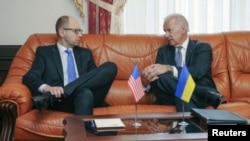 Віце-президент США Джо Байден (Л) і прем’єр-міністр України Арсеній Яценюк. Архівне фото