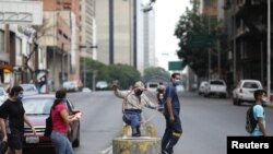 A día lunes, el Gobierno en disputa confirmó que la cifra de casos de COVID-19 en Venezuela llegaba a los 329, con cuatro nuevos casos registrados el domingo y 10 fallecidos desde que se reportó el primer contagio.