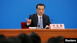 中国总理李克强在刚闭幕的两会记者会上说，要落实外商投资法（2019年3月15日）. 