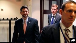 Paul Ryan sale de una reunión de su bancada republicana en la que anunció el acuerdo alcanzado sobre el presupuesto 2016.