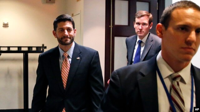 Paul Ryan sale de una reunión de su bancada republicana en la que anunció el acuerdo alcanzado sobre el presupuesto 2016.