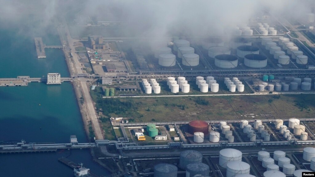 资料照：中国珠海一个港口的石油仓库的油气罐。(2018年10月22日)(photo:VOA)