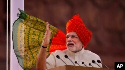 PM India Narendra Modi berpidato pada Hari Kemerdekaan India di New Delhi, India (15/8/2014). 