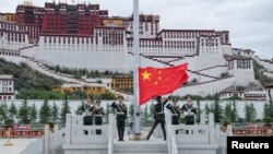 資料照：中國士兵在西藏拉薩布達拉宮前升起國旗。 （2017年7月1日）