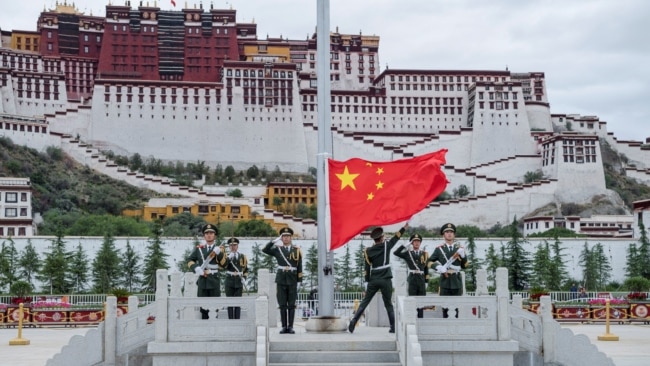 资料照：中国士兵在西藏拉萨布达拉宫前升起国旗。（2017年7月1日）
