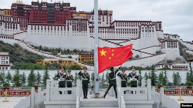 资料照：中国士兵在西藏拉萨布达拉宫前升起国旗。（2017年7月1日）