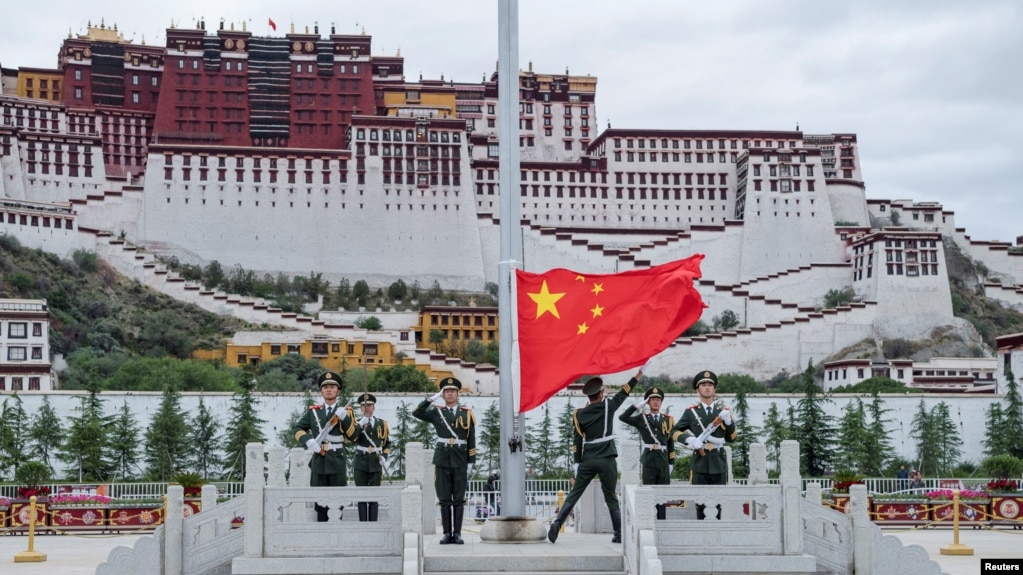 资料照:中国士兵在拉萨布达拉宫前升旗国旗。(2017年7月1日)