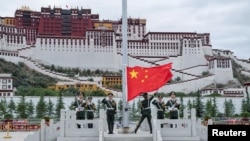 在西藏拉萨布达拉宫举行的中国共产党建党周年庆典上，中国国旗缓缓升起。（2017年7月1日）