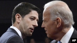 Los candidatos a vicepresidente Paul Ryan y Joe Biden se saludan al comienzo del debate, el jueves 11 de octubre de 2012.