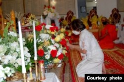អ្នកស្រី​ ង៉ោ​ យក់បៀន​ ភរិយាសព​លោក ទន់​ សុវណ្ណ នៅឯពីធីបុណ្យសព​ក្នុងវត្តពុទ្ធិការ៉ាម​ រដ្ឋ​ Maryland​ នៅថ្ងៃសុក្រទី១៥ខែតុលាឆ្នាំ២០២១។ (រូបថតផ្តល់ឲ្យ)